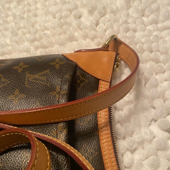 Louis Vuitton. Please see pictures with scratches used condition 100% authentic - Picture 11 of 16
